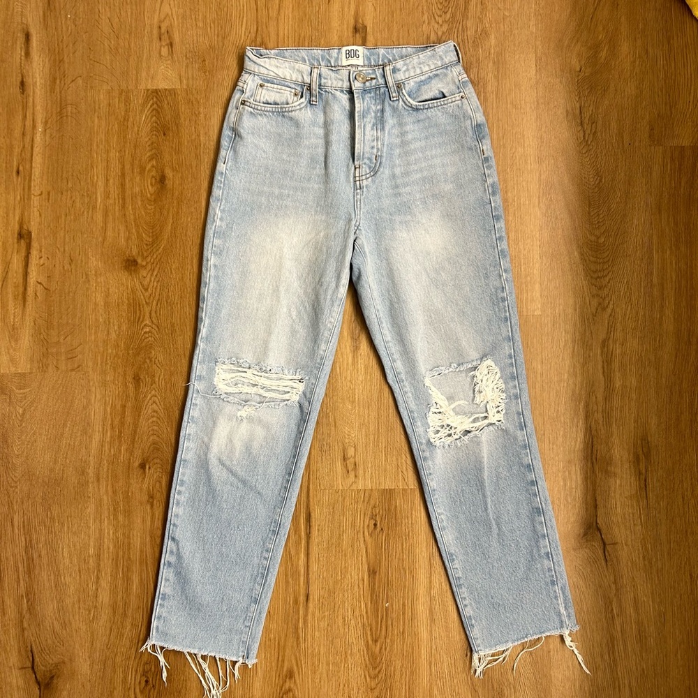 URBAN OUTFITTERS Slim Straight Distressed Jeans Light Wash Busted Knee Size: 26
